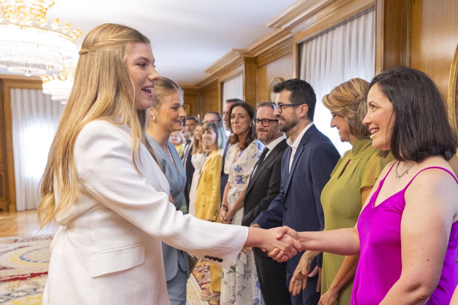 El saludo a premiados y comité