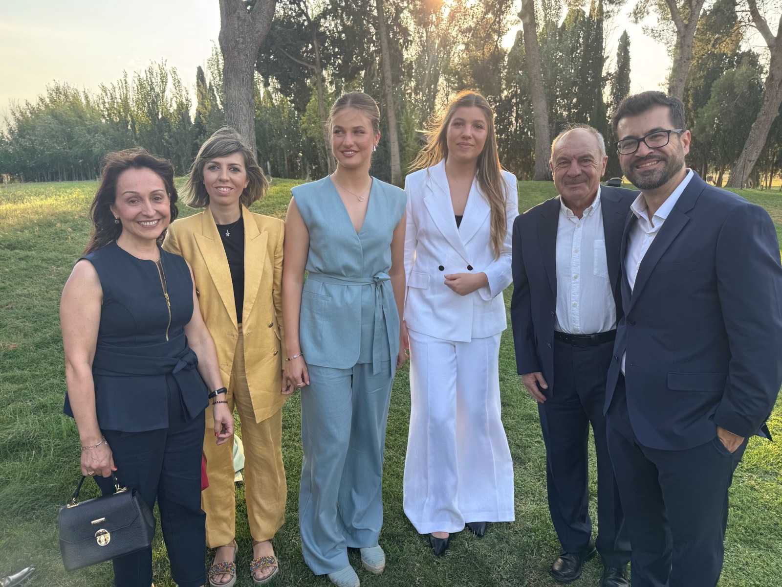 Foto de grupo en el jardín, al anochecer