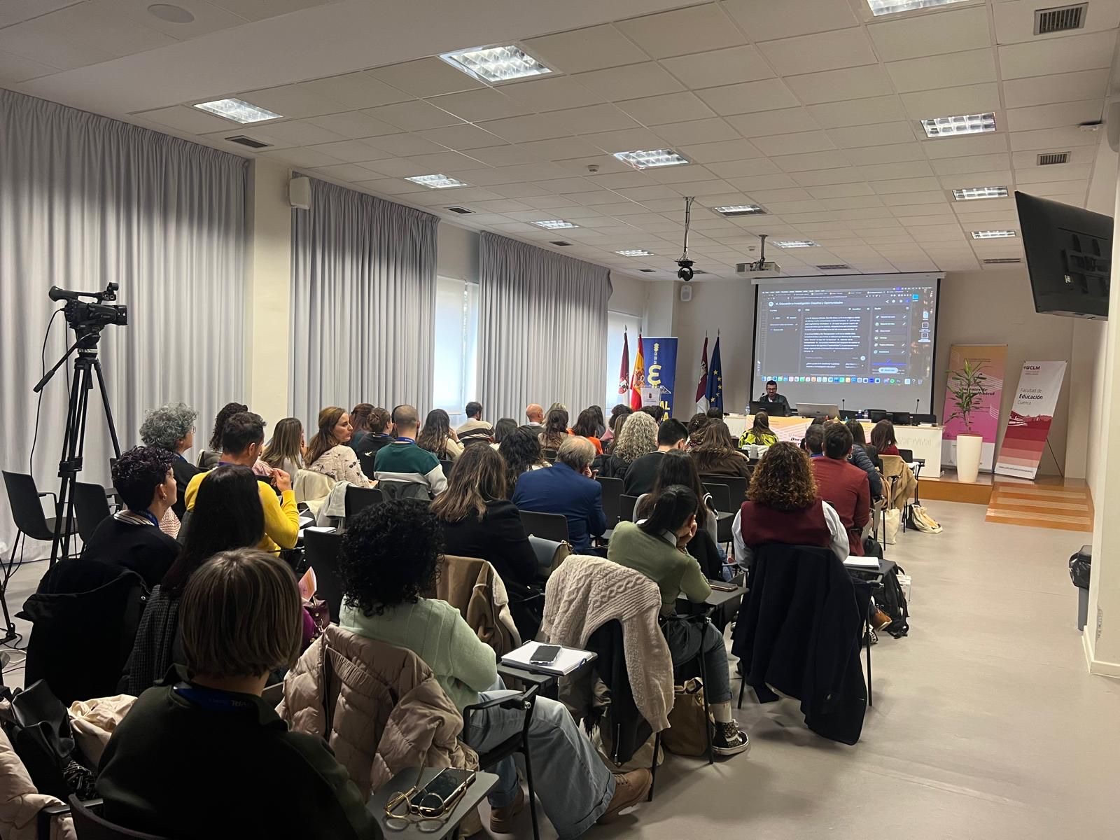 Sala llena durante la sesión