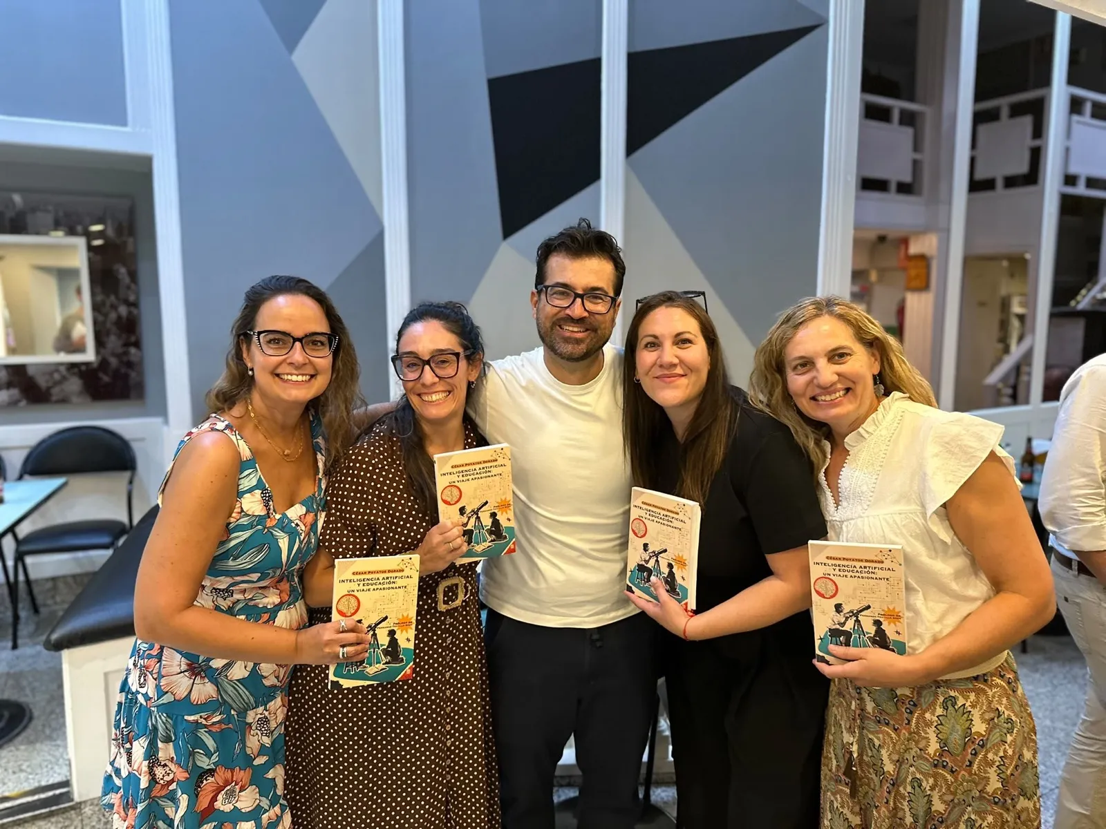 Con amigas y el libro recién firmado.