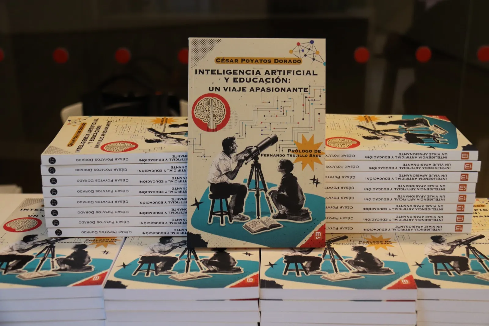 Los ejemplares del libro preparados para la presentación.