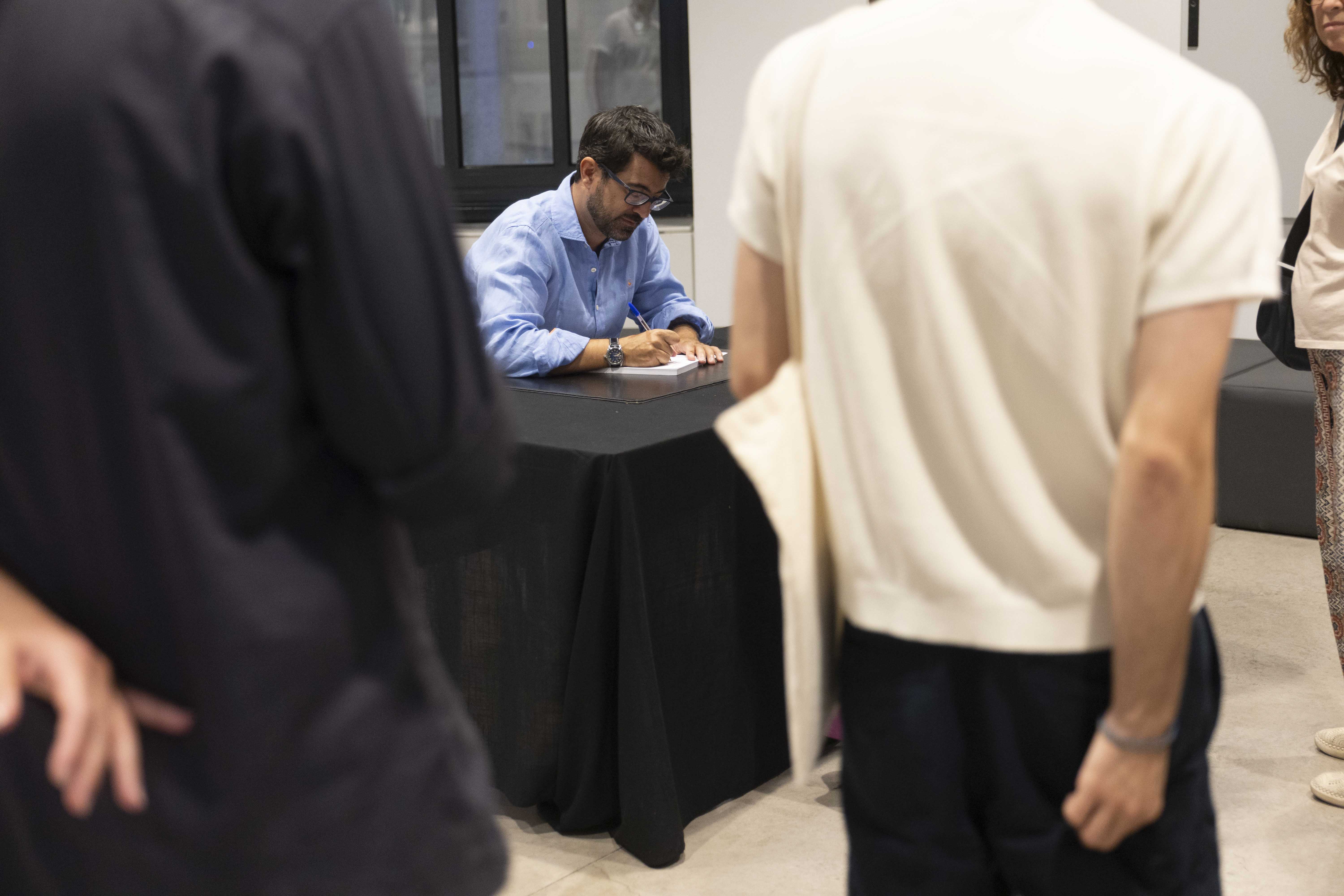 Firma de ejemplares al terminar la presentación.